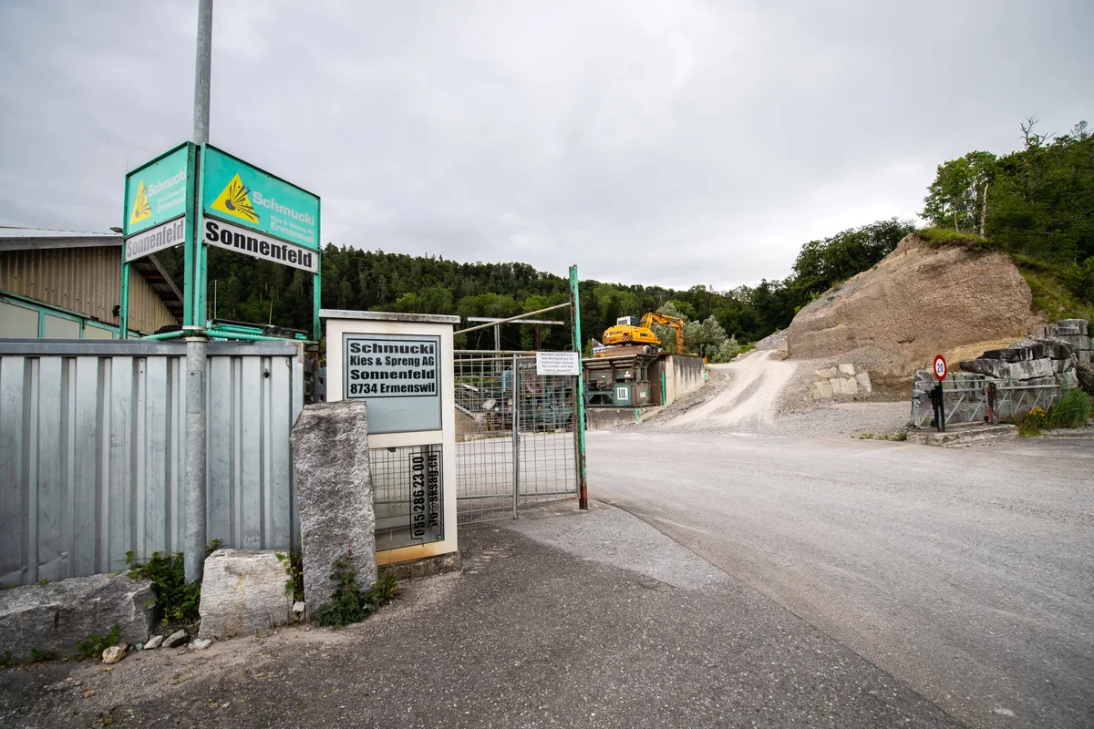 Eingang der Kiesgrube und der geplanten Deponie Sonnenfeld bei Ermenswil. 